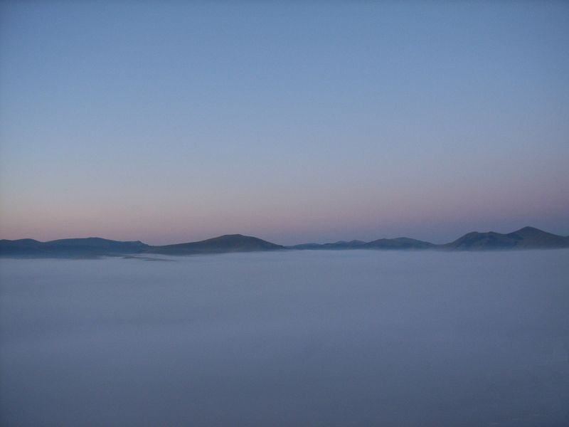 Monti Sibillini - ore 5,03 nebbia a Castelluccio di Norcia